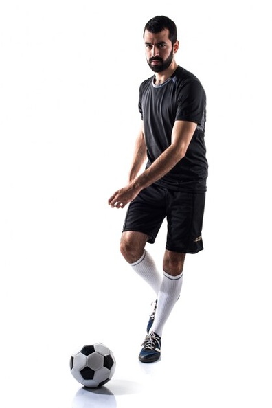 man-playing-football_1368-3031.jpg